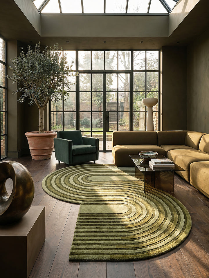 Teppich Olivegrün im Wohnzimmer mit Couchtisch und Wohnaccessoires Wohnidee skandinavisch modern_