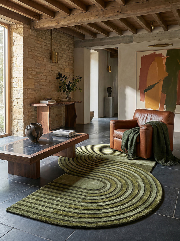 Teppich Olivegrün Editorial Interior als Designobjekt drapiert hochwertige Wohnaccessoires_