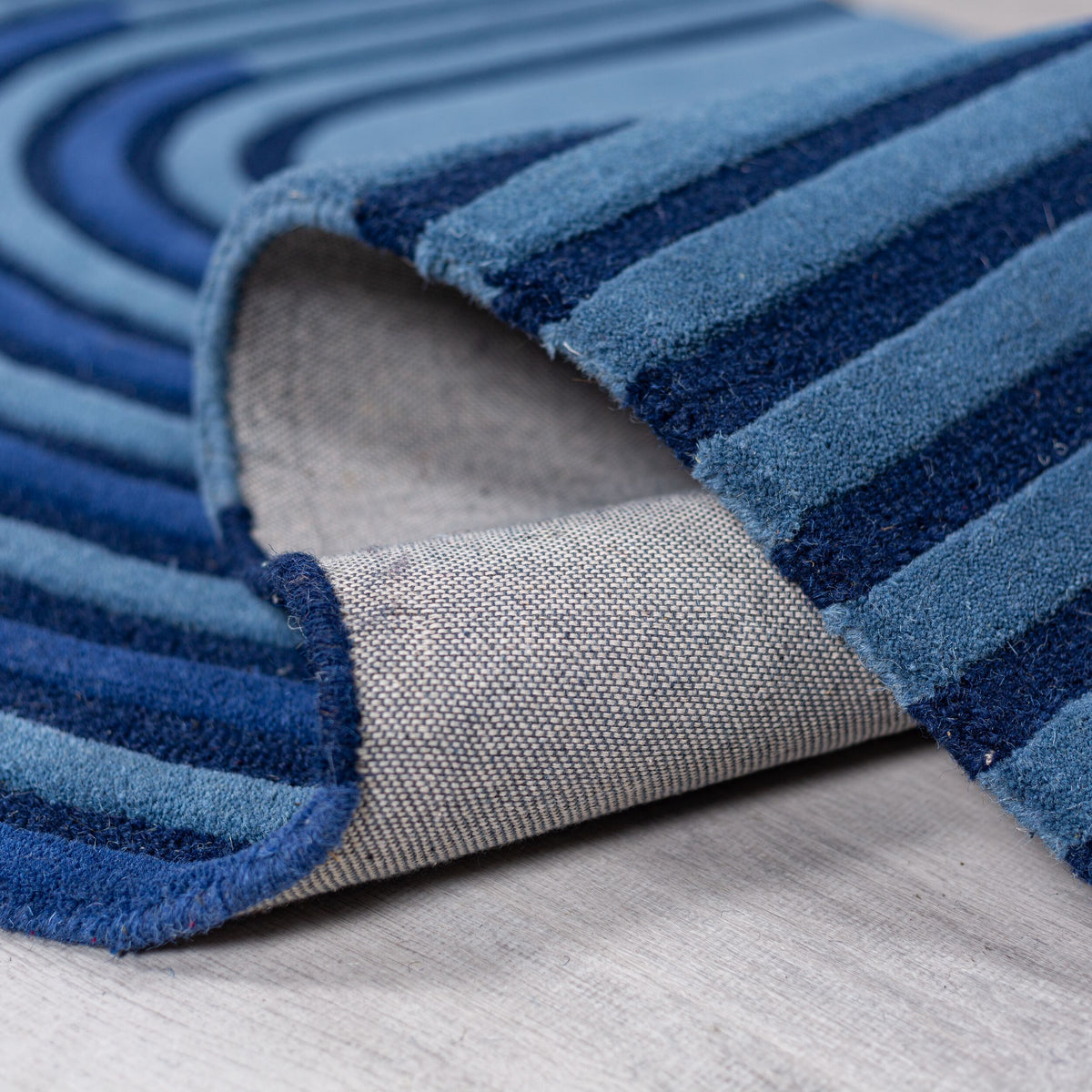 Teppich handgetuftet aus Wolle mit geometrischem S-förmigem Design und Hoch-Niedrig Flor Shaped