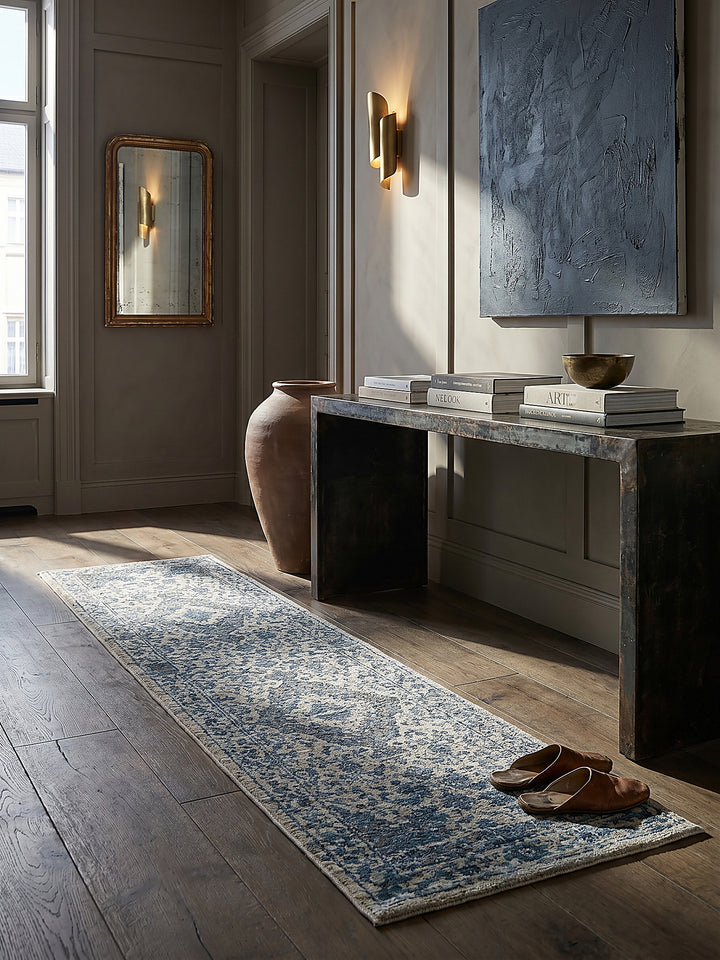 Teppich Blau Läufer im Wohnzimmer mit Couchtisch und Wohnaccessoires Wohnidee skandinavisch modern_