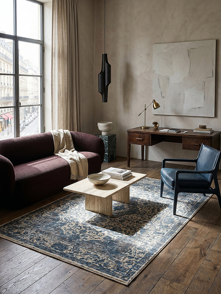 Teppich Blau rechteckig im Wohnzimmer mit Couchtisch und Wohnaccessoires Wohnidee skandinavisch modern_