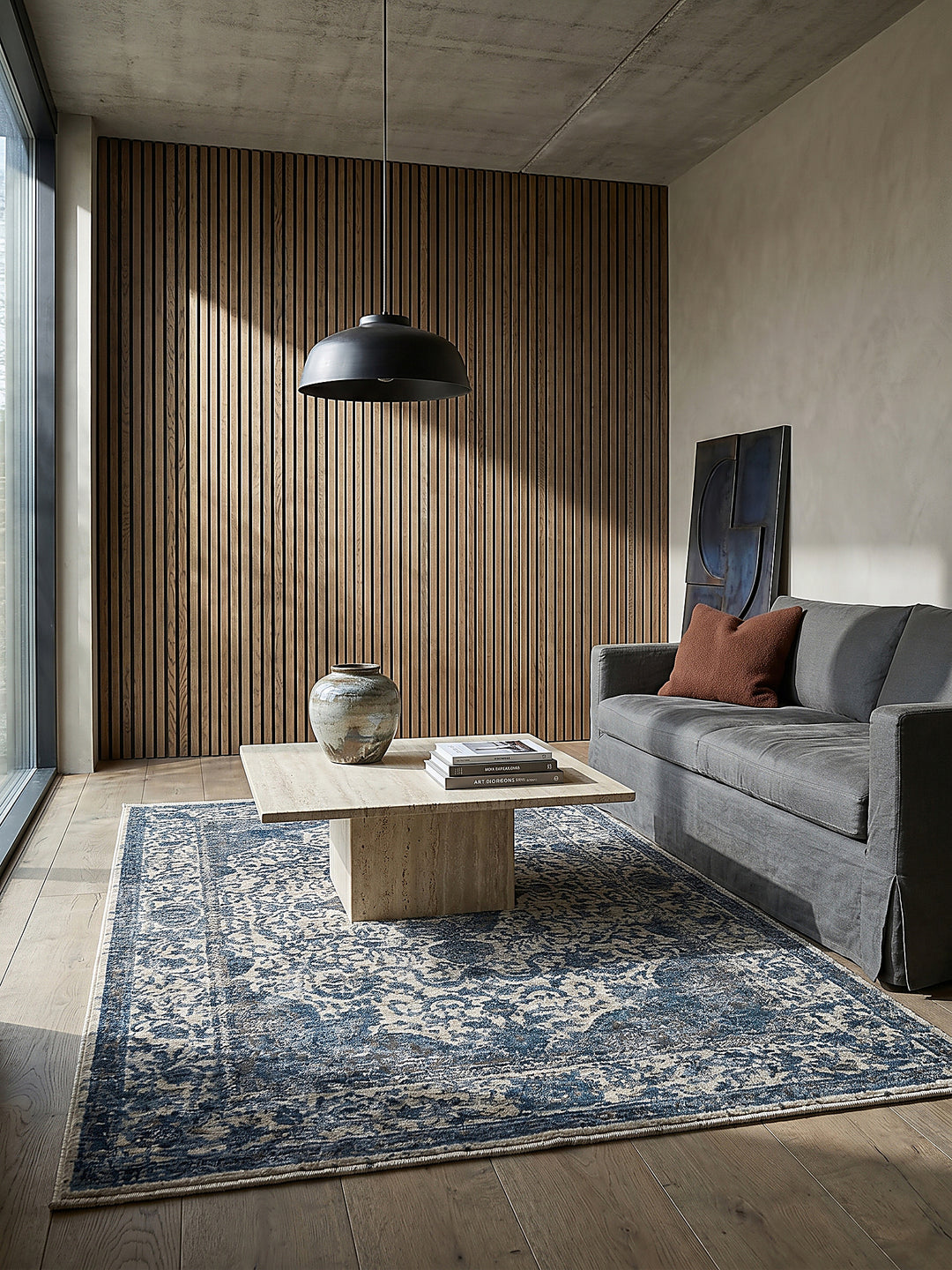Teppich Blau rechteckig Editorial Interior als Designobjekt drapiert hochwertige Wohnaccessoires_