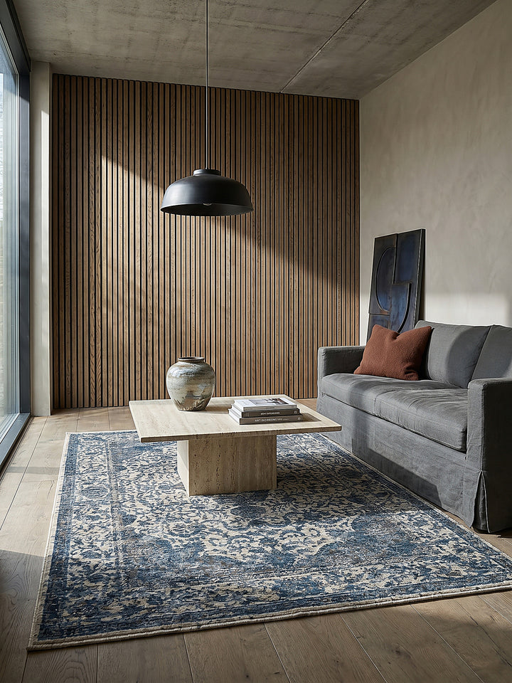Teppich Blau rechteckig Editorial Interior als Designobjekt drapiert hochwertige Wohnaccessoires_