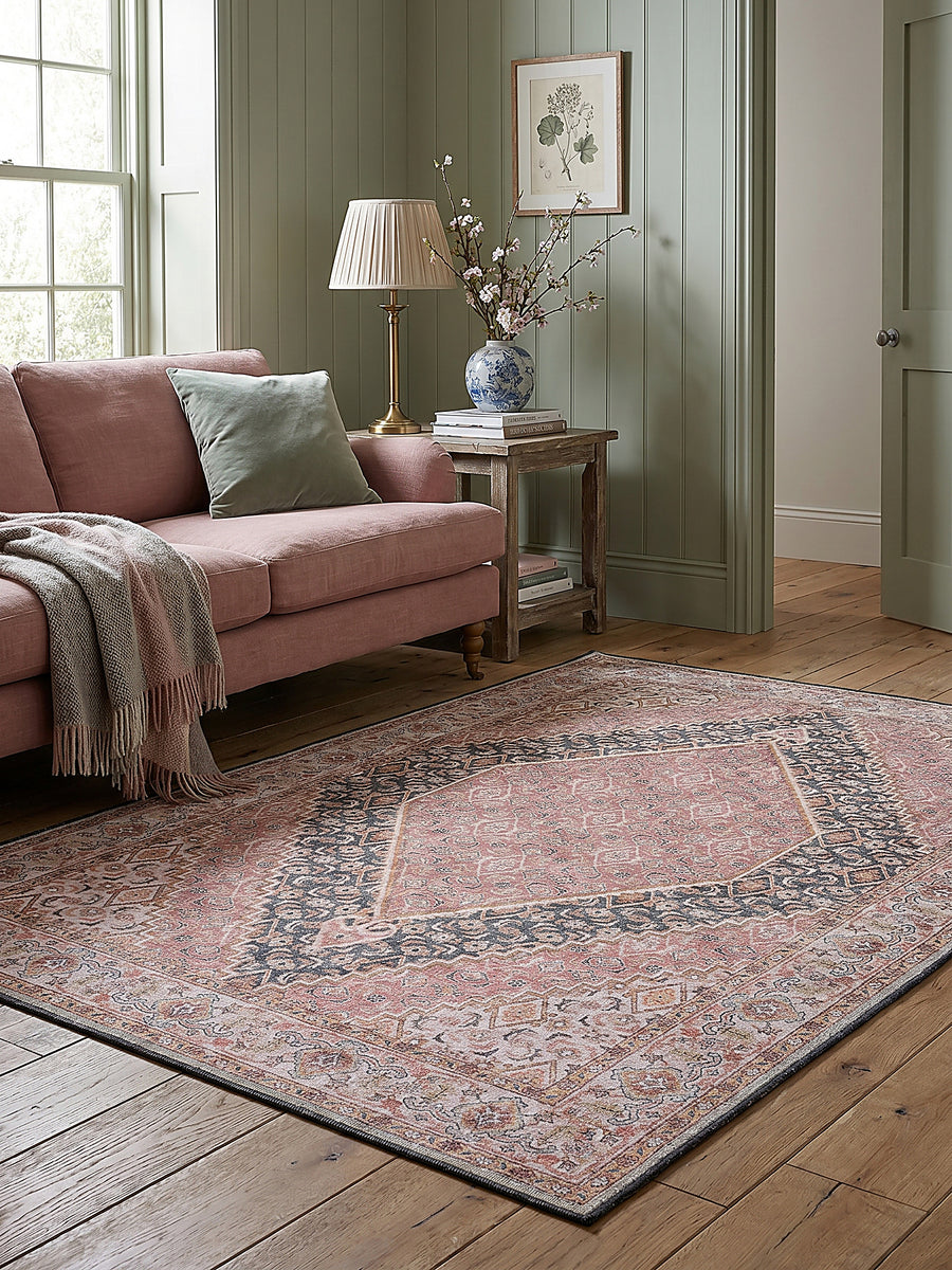 Teppich Rosa rechteckig im Wohnzimmer mit Couchtisch und Wohnaccessoires Wohnidee skandinavisch modern_