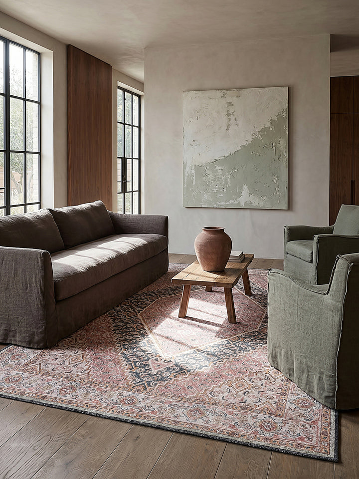 Teppich Rosa rechteckig Editorial Interior als Designobjekt drapiert hochwertige Wohnaccessoires_