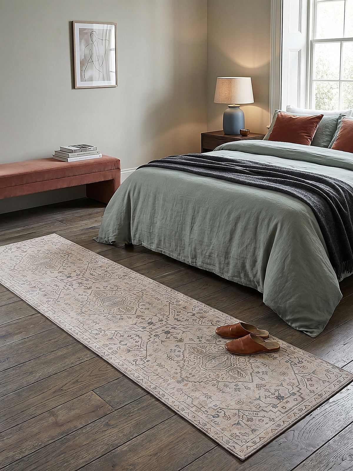 Teppich Beige Läufer im Wohnzimmer mit Couchtisch und Wohnaccessoires Wohnidee skandinavisch modern_