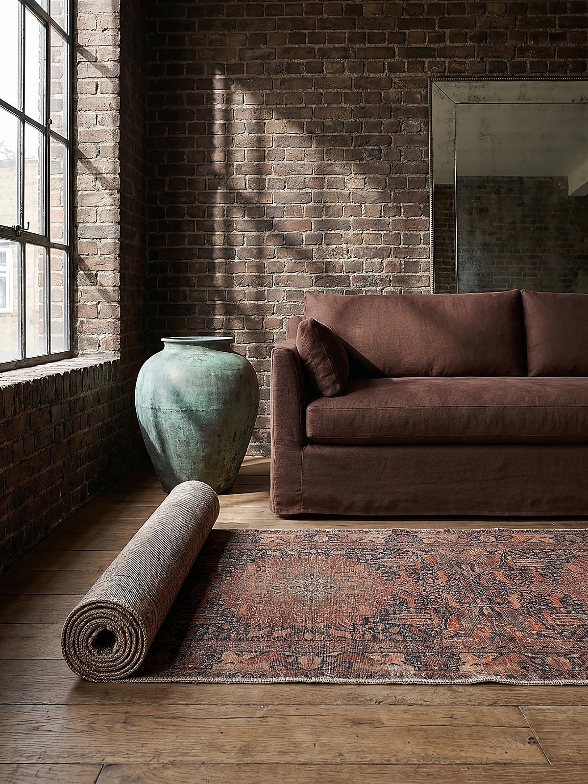 Teppich Rot Läufer Editorial Interior als Designobjekt drapiert hochwertige Wohnaccessoires_