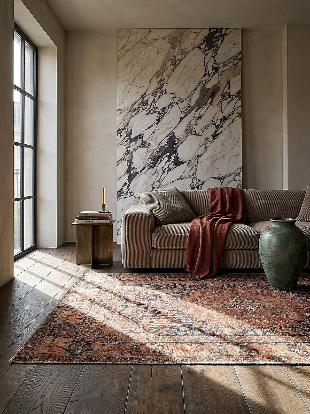 Teppich Rot rechteckig Editorial Interior als Designobjekt drapiert hochwertige Wohnaccessoires
