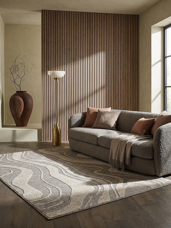 Teppich Grau rechteckig Editorial Interior als Designobjekt drapiert hochwertige Wohnaccessoires_