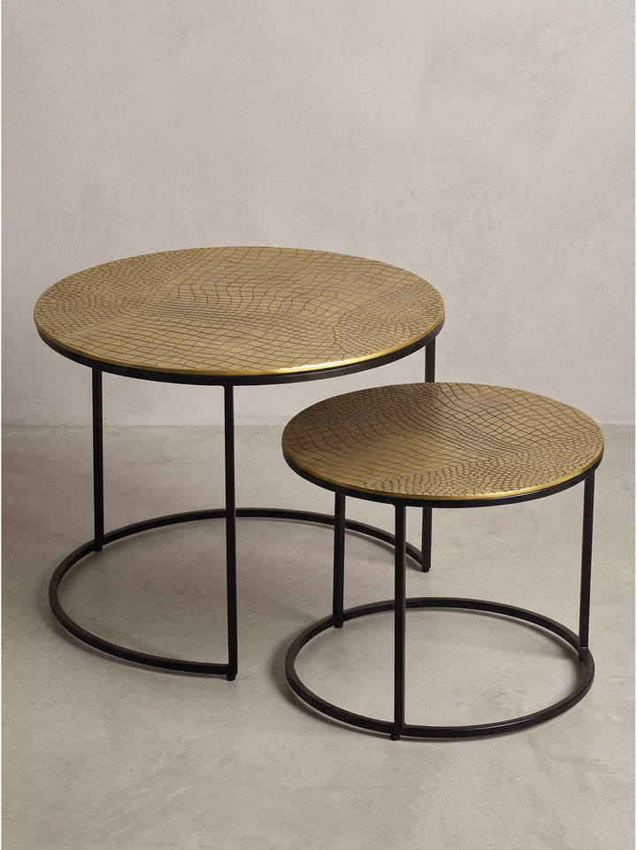 Runder Satztisch Metall 2er Set in Gold und Schwarz vor weißem Hintergrund, der das skulpturale Design deutlich betont._
