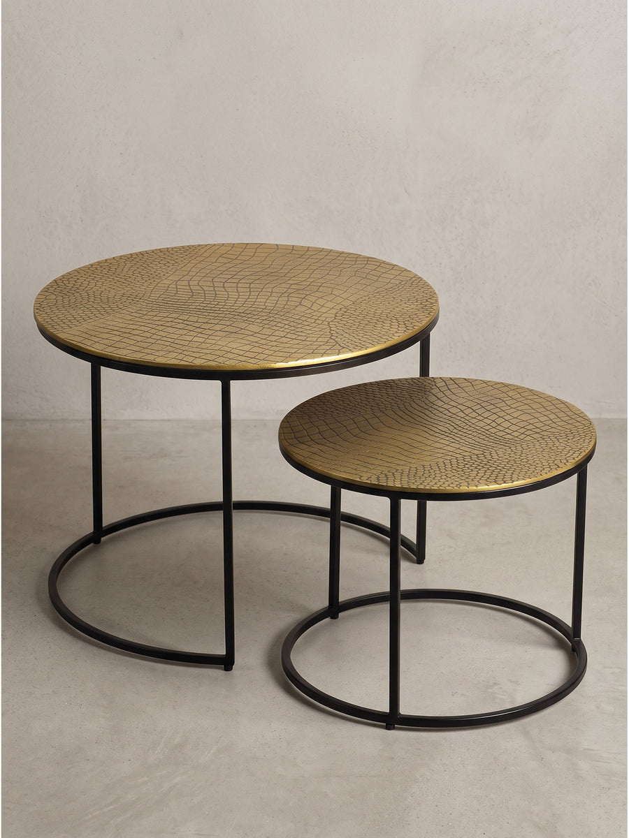 Runder Satztisch Metall 2er Set in Gold und Schwarz vor weißem Hintergrund, der das skulpturale Design deutlich betont._