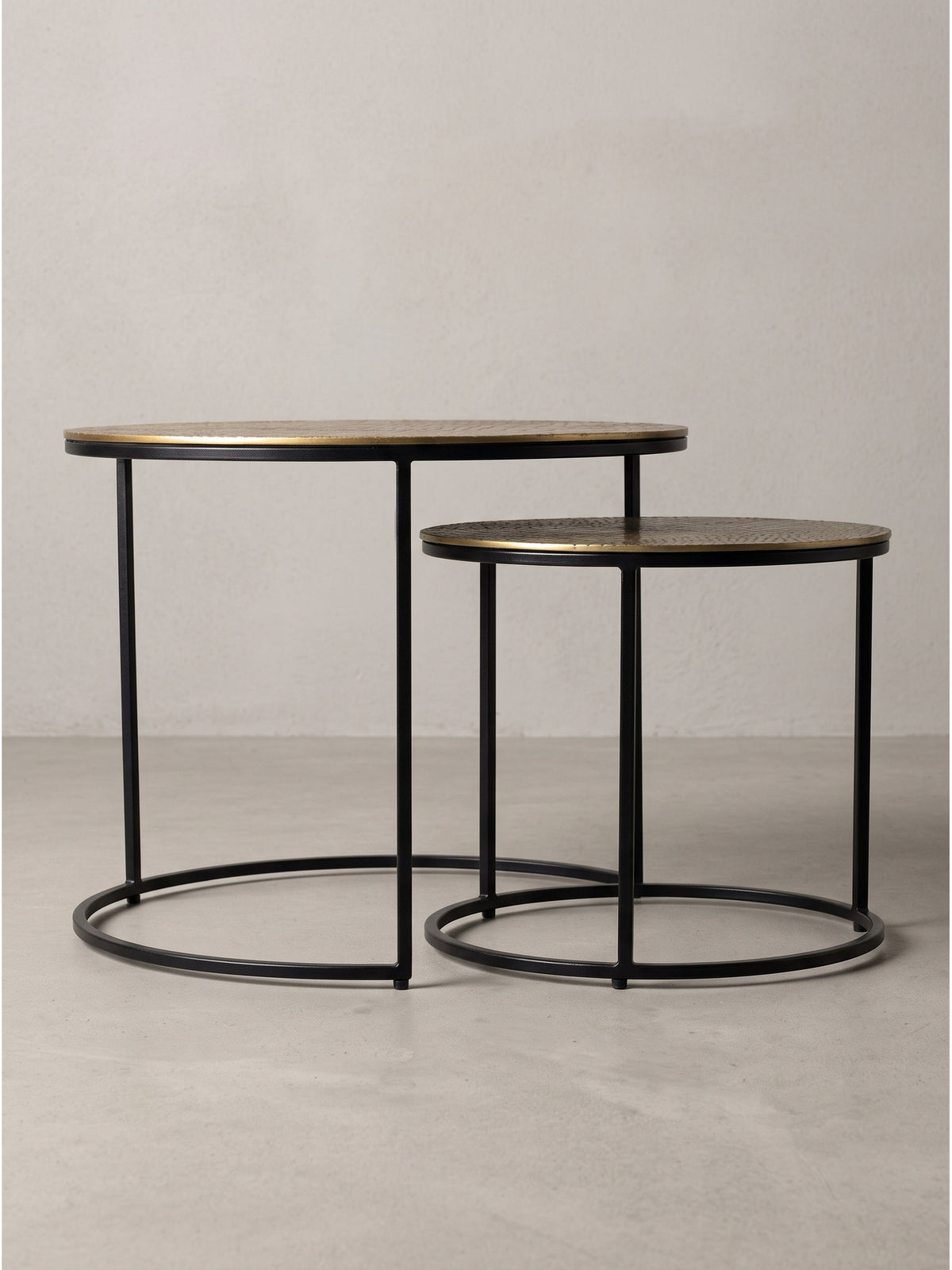 Seitenprofil des platzsparend ineinander schiebbaren Wohnzimmertisch-Sets mit den exakten Außenmaßen 60x60x45cm._
