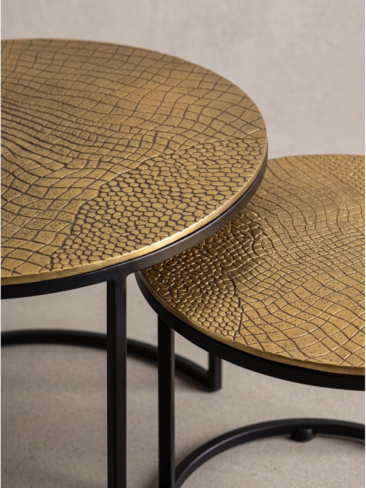 Modernes Sofatisch Set aus Aluminium und Eisen in vollständiger Ansicht, flexibel nutzbar als Ablagefläche im gesamten Raum._