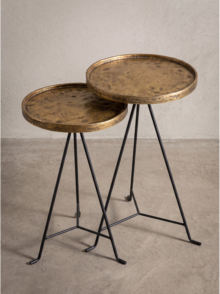 Schräge Seitenansicht der modernen Satztische in Gold und Schwarz zeigt die unterschiedlich hohen ineinander schiebbaren Gestelle._