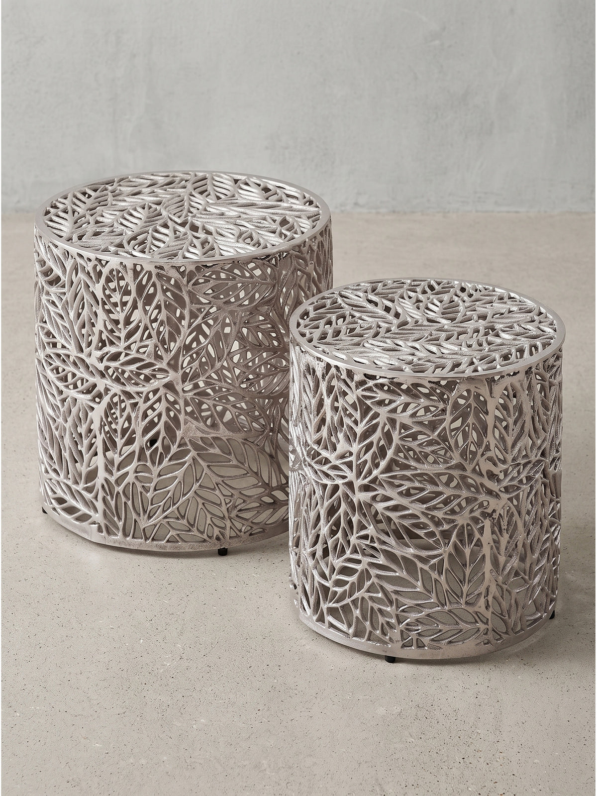 Detailansicht der Tischplatte der Satztische aus Aluminium mit kunstvoll durchbrochener Blattstruktur_