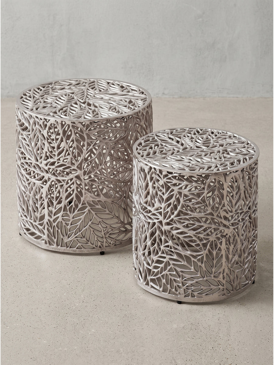 Detailansicht der Tischplatte der Satztische aus Aluminium mit kunstvoll durchbrochener Blattstruktur_