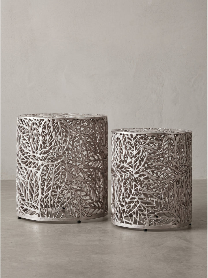 Seitenansicht der Aluminium-Beistelltische mit Blatt-Design und kleinen bodenschonenden Füßen_
