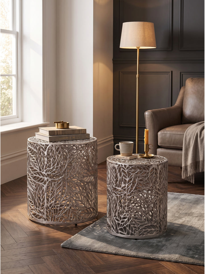 Großer runder Aluminiumtisch silber dekoriert mit Rauchglas-Schale und Eukalyptus in modern-klassischer Einrichtung_