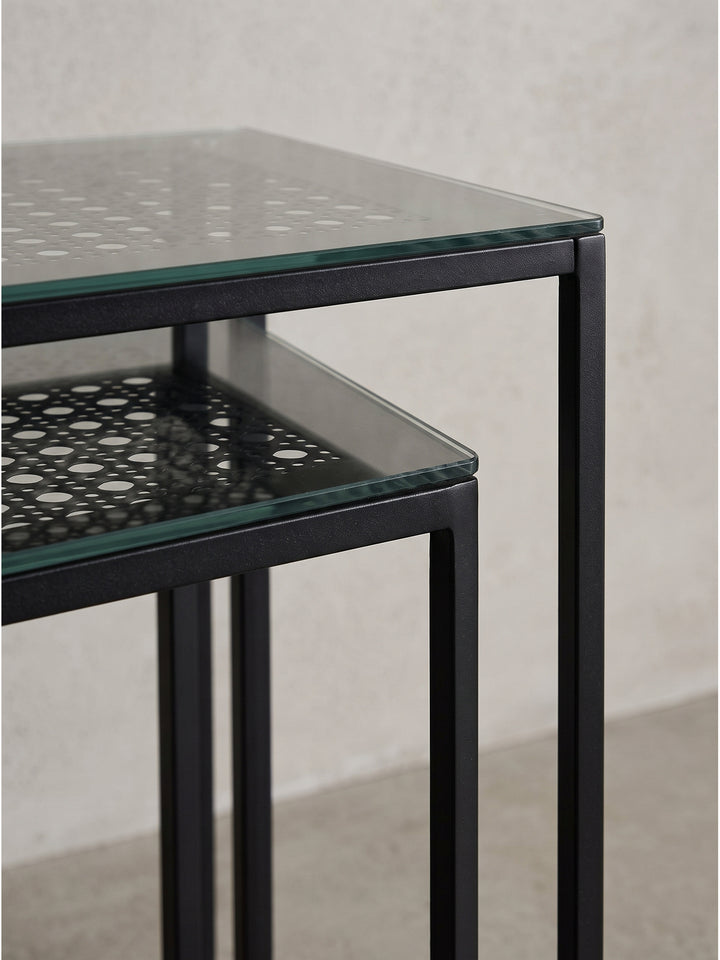 Gesamteindruck des 2er Sets schwarzer Konsolentische aus Metall und Glas für moderne Flure und Wohnzimmer_