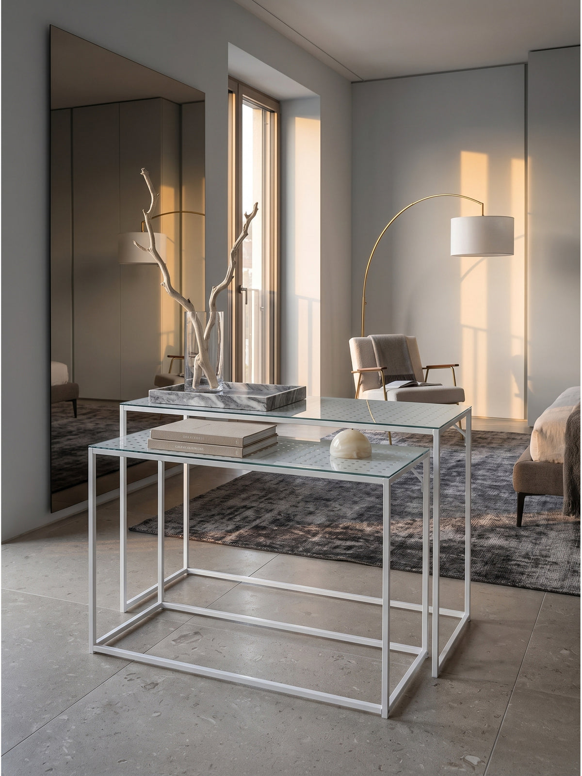 Architektonischer Eingangsbereich mit einem weißen Konsolentisch aus Metall und Glas dekoriert mit Marmortablett auf hellem Kalksteinboden