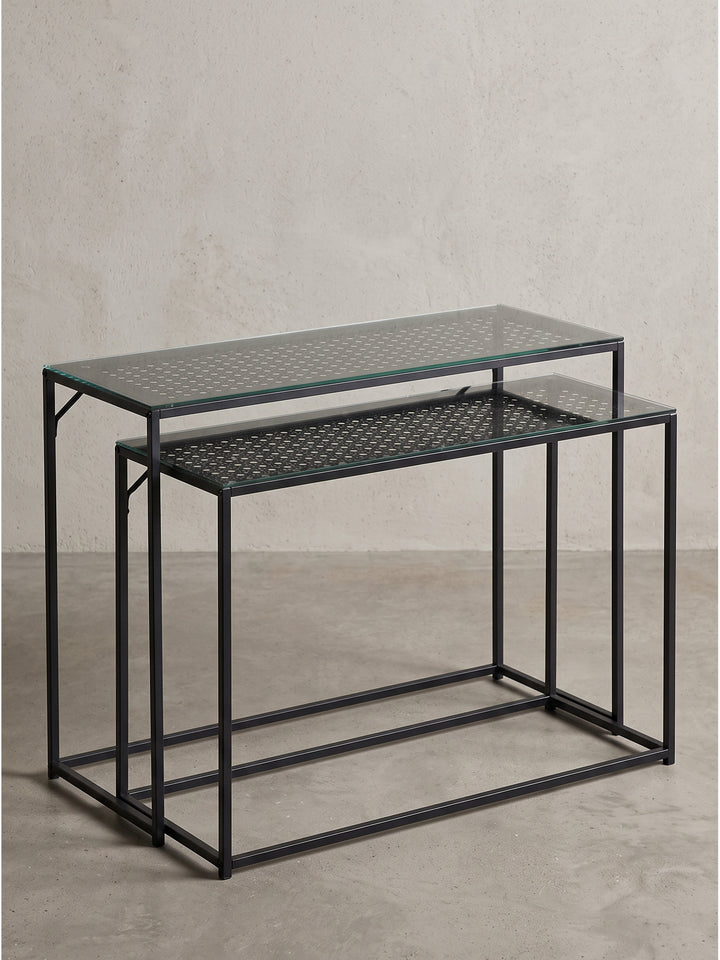 Schwarzes 2er Set Konsolentische aus Metall mit Glasplatten 100x40x77 cm im modernen Industrial Design freigestellt_
