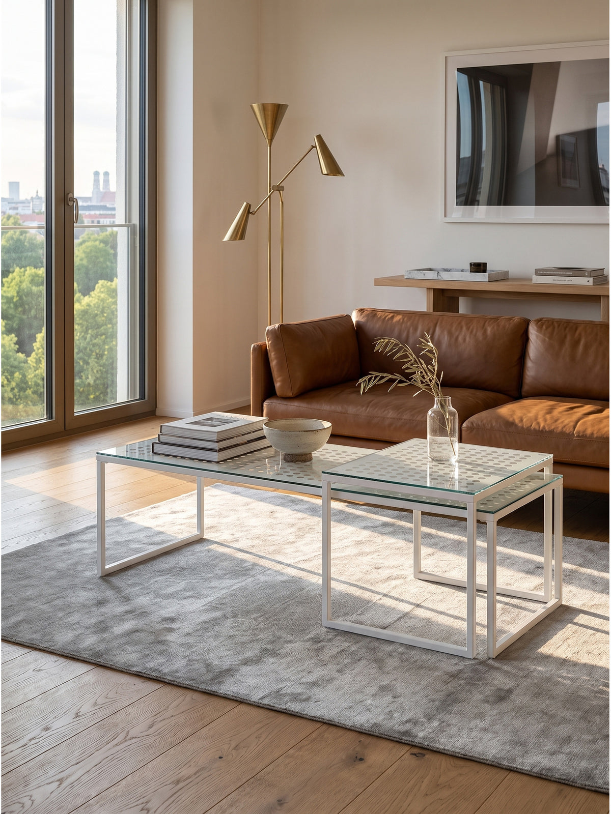 Platzsparender Sofatisch in Weiß zusammen mit einem modernen grauen Sofa und einer gebürsteten Edelstahl-Bogenleuchte_
