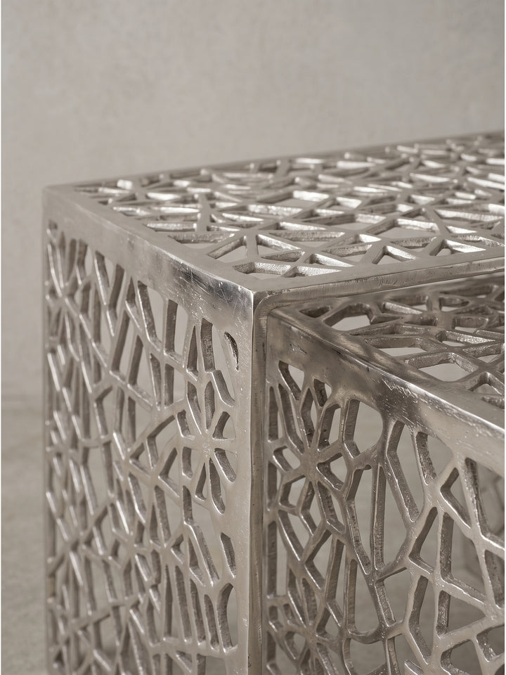 Gesamtübersicht des skulpturalen Couchtisch-Duos aus Silbermetall, moderne Handwerkskunst mit kühler asymmetrischer Linienführung_