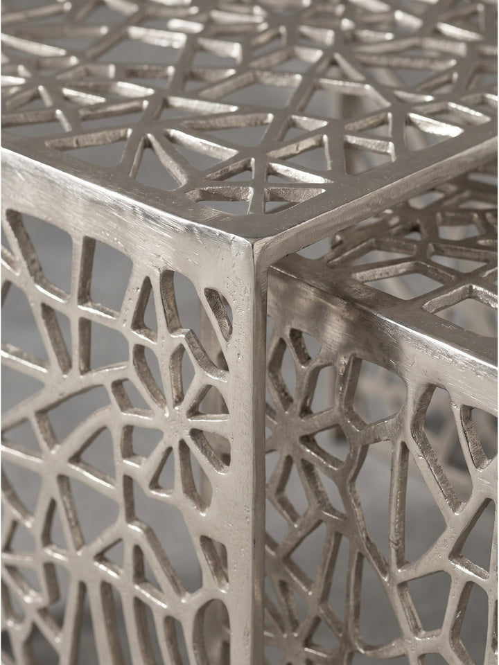 Detaillierte Nahaufnahme des abstrakten Gittermusters aus gegossenem Aluminium in glänzender Silberoptik mit sichtbarer feiner Metallstruktur_