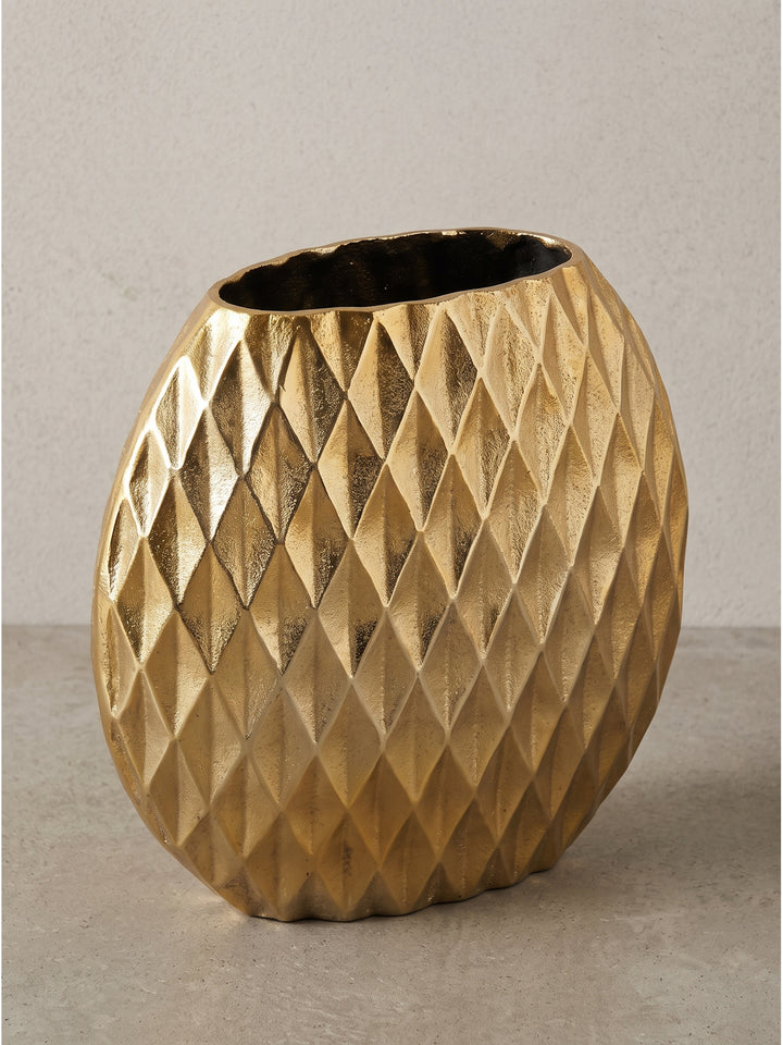 Frontalansicht der runden, bauchigen Tischvase aus massivem Aluminium in strahlendem Gold freigestellt vor einem neutralen weißen Hintergrund._