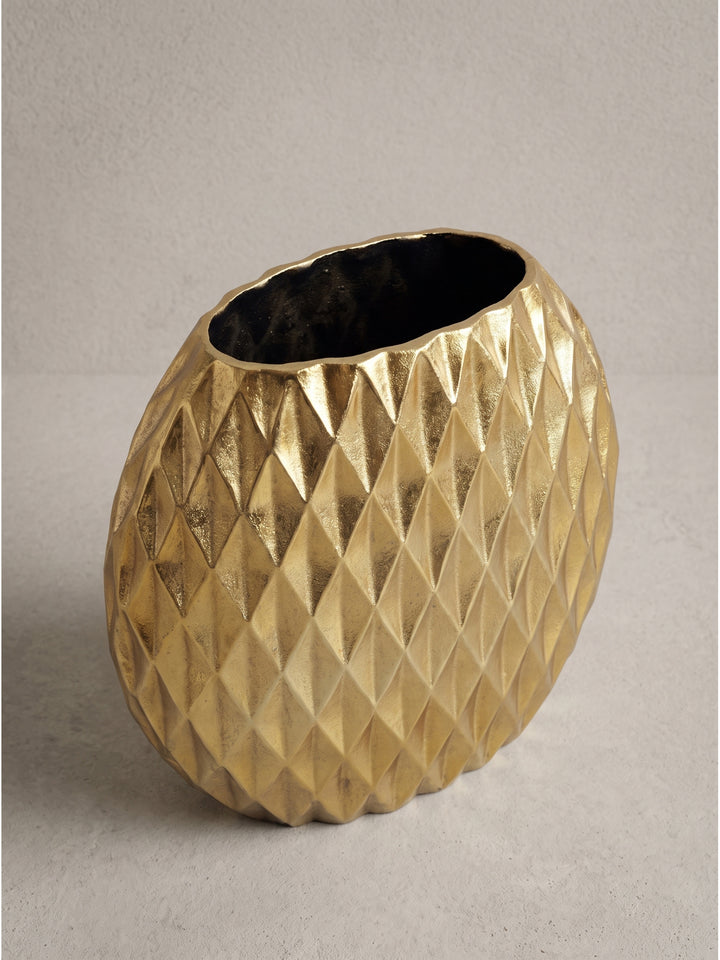 Leicht angewinkelte Ansicht der schmalen goldenen Aluminium-Tischvase, die die platzsparende Tiefe für die Dekoration auf schmalen Wandregalen verdeutlicht._