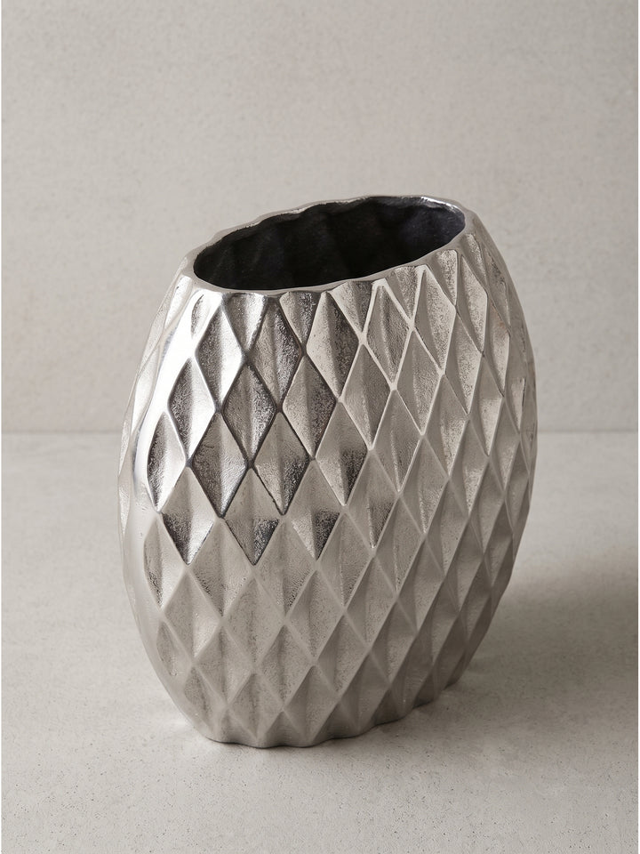 Flache Tischvase aus silbernem Aluminium 34x13x32 cm mit markantem Rautenmuster in der Frontalansicht vor weißem Hintergrund._