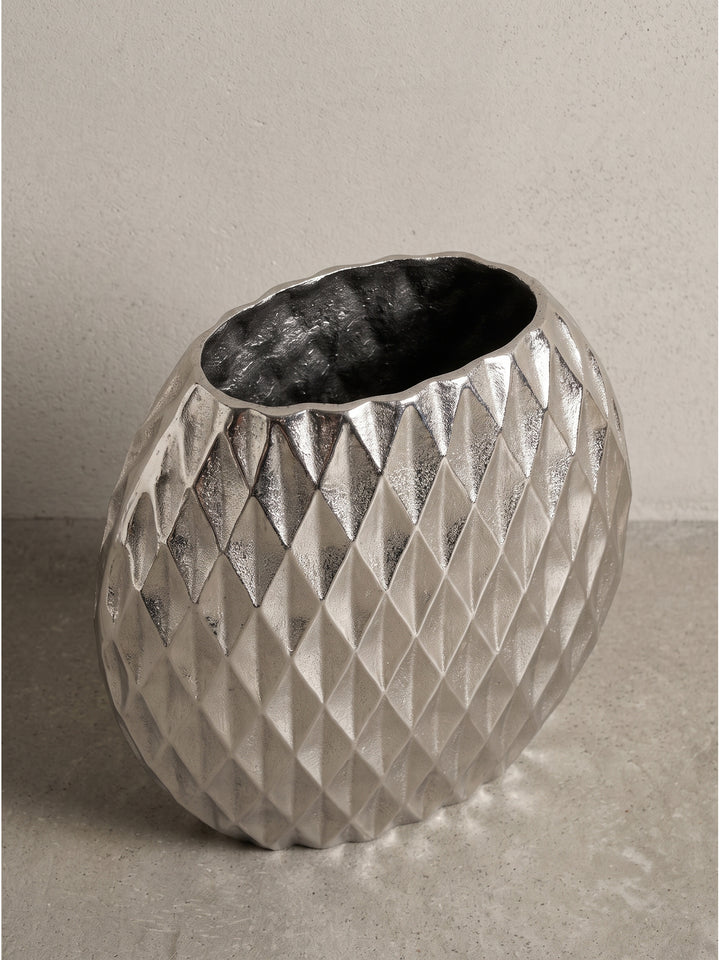 Elegante Dekovase aus Metall in der leichten Seitenansicht, welche die schmale Tiefe des silbernen Korpus von 13 cm deutlich zeigt._