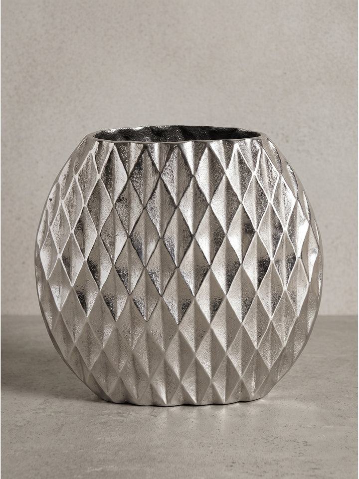 Profilansicht der bauchigen Aluminium-Vase in Silber, die trotz ihrer runden Frontansicht eine faszinierend flache Silhouette besitzt._
