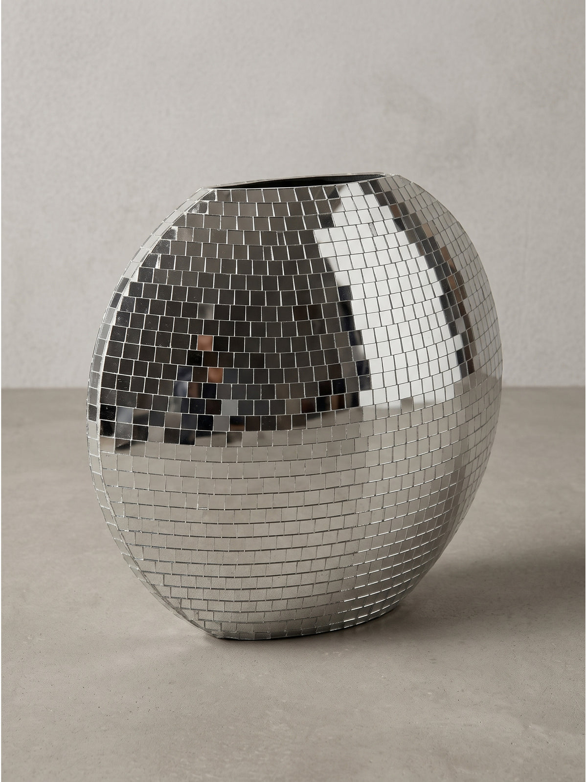 Detailansicht der hochwertigen Verarbeitung der silbernen Eisen Vase mit Mosaikstruktur freigestellt_