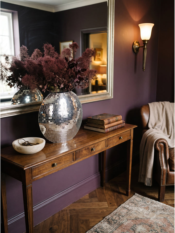 Moderne flache Dekovase kombiniert mit gerahmter Fotokunst und Bronzewandleuchten auf einem Flur Sideboard aus Eiche_