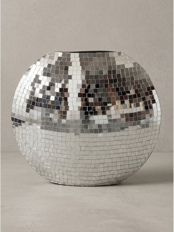 Schlanke Silhouette der silbernen Deko Vase aus Eisen freigestellt von der Seite mit 10cm Tiefe_