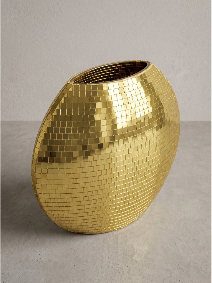 Schräge Ansicht der 40x35 cm großen Dekovase aus goldenem Mosaik, die trotz ihrer Breite eine sehr flache Seitensilhouette zeigt_
