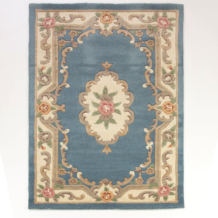 Traditioneller Wollteppich BEAULY mit Handgeschnitzten Details von Kadima Design_Blau-Beige_