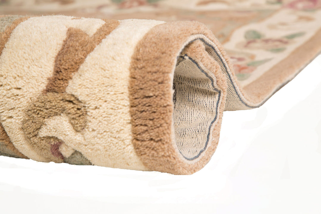 Traditioneller Wollteppich BEAULY mit Handgeschnitzten Details von Kadima Design_Braun-Beige_