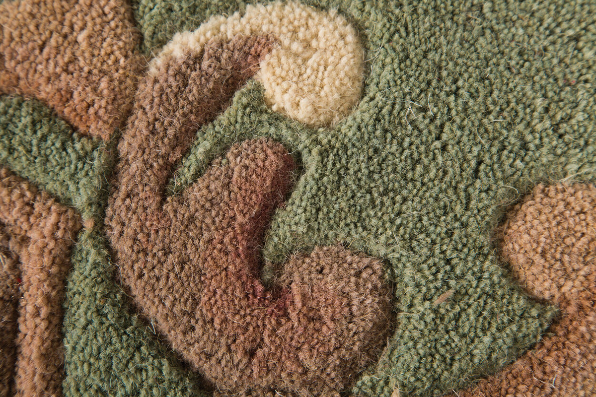 Traditioneller Wollteppich mit handgeschnitzten Details_Grün-Beige_Rechteckig_