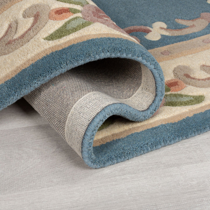 Traditioneller Wollteppich BEAULY mit Handgeschnitzten Details von Kadima Design_Blau-Beige_