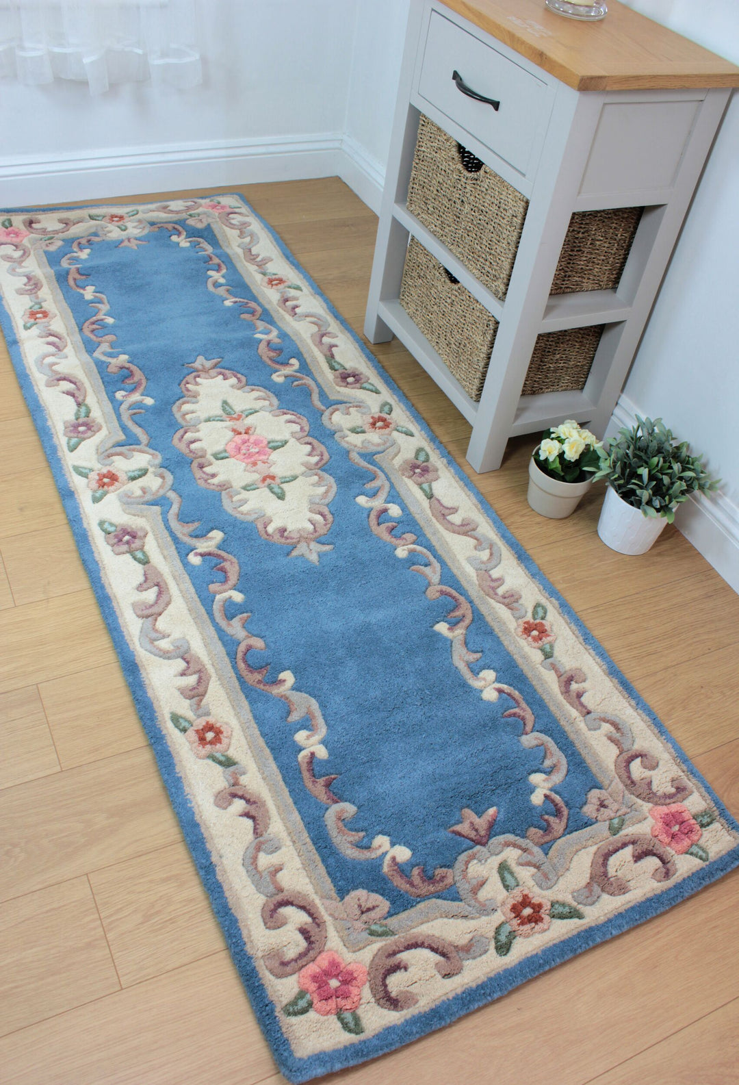 Traditioneller Wollteppich BEAULY mit Handgeschnitzten Details von Kadima Design_Blau-Beige_