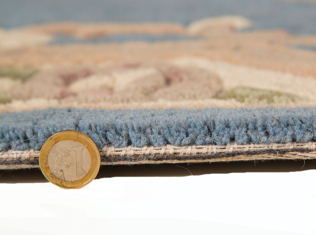 Traditioneller Wollteppich BEAULY mit Handgeschnitzten Details von Kadima Design_Blau-Beige_#sku_BARK503119310992-BARK503119311071#