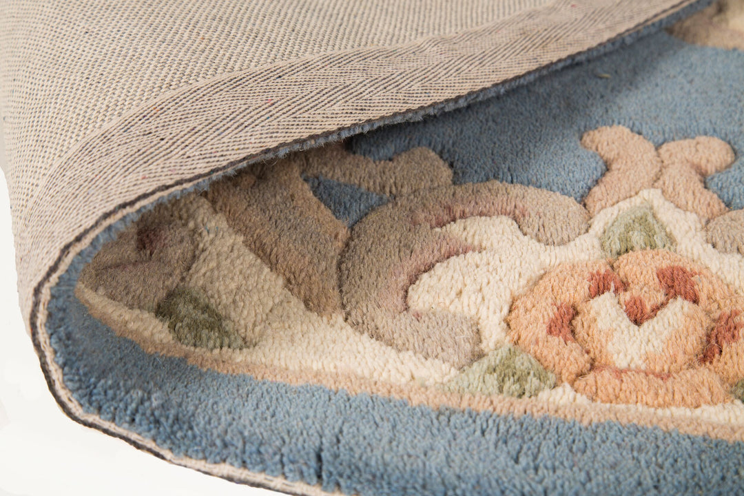 Traditioneller Wollteppich BEAULY mit Handgeschnitzten Details von Kadima Design_Blau-Beige_