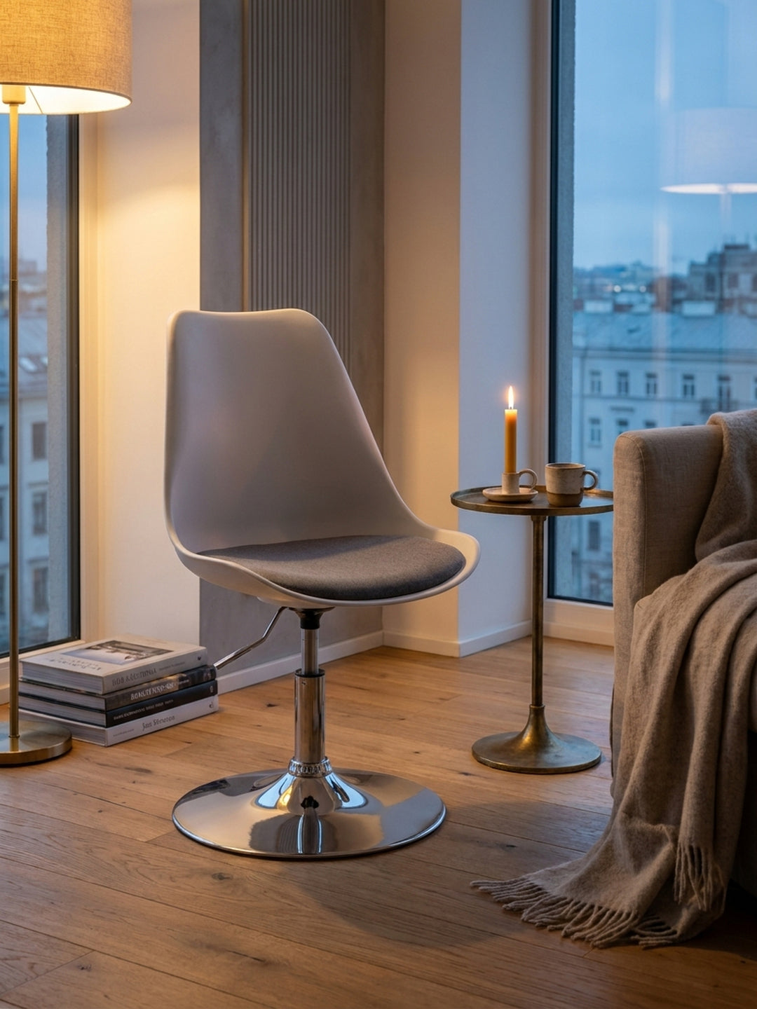 Bürostuhl aus Stoff im Einsatz Home Office dekoriert mit Styling-Accessoires Wohnatmosphäre mit Höhenverstellung gemütlich eingerichtet Wohnen Einrichtung Interior Zuhause Design Wohnzimmer_