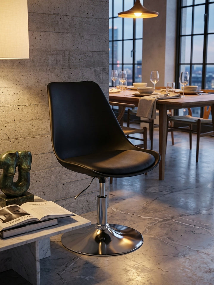 Bürostuhl aus pflegeleichtem Kunstleder schwarz im Einsatz Home Office dekoriert mit Styling-Accessoires Wohnatmosphäre mit Höhenverstellung gemütlich eingerichtet Wohnen Einrichtung_
