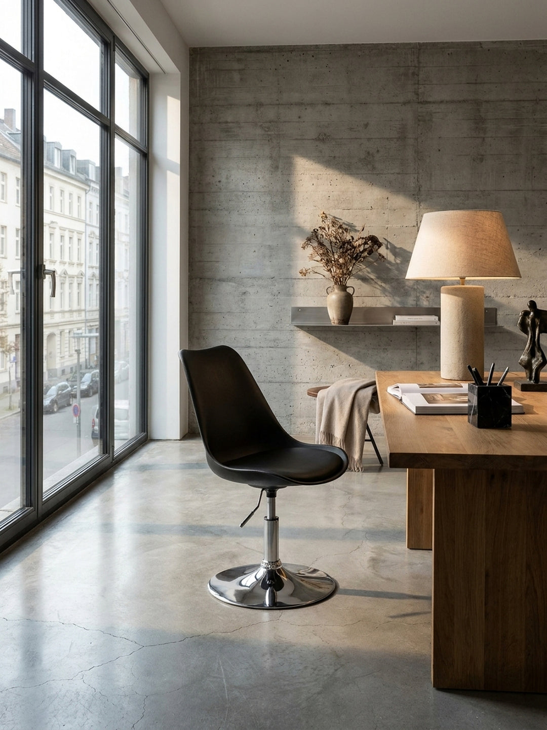 Bürostuhl Kunstleder schwarz Nahaufnahme glatte Kunstleder-Oberfläche schwarz mit feiner Narbung und mattem Finish mit Höhenverstellung Qualität Möbel Home Office Wohnen Einrichtung Interior_