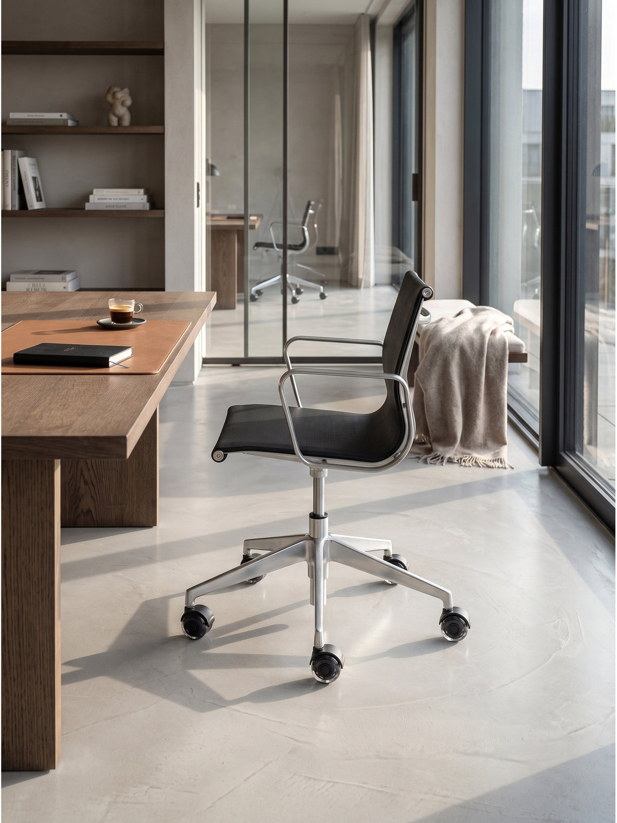 Bürostuhlrollen Set aus kratzfestem Kunststoff und schwarzem Metall kombiniert mit einem ergonomischen Mesh-Bürostuhl im lichtdurchfluteten professionellen Arbeitszimmer.