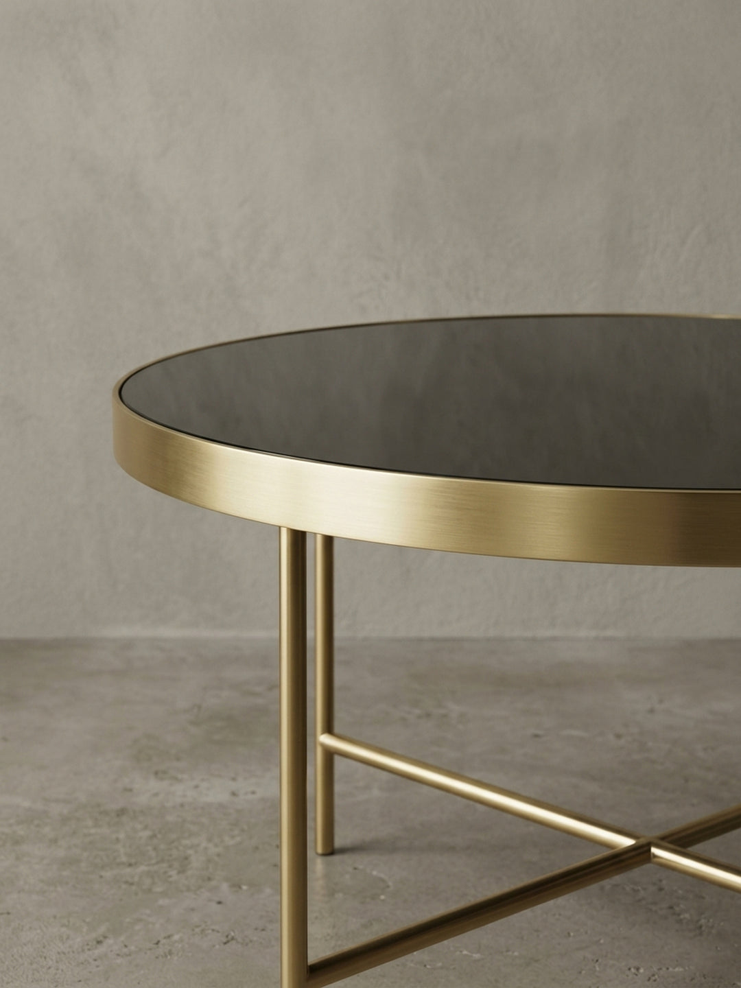 Detailaufnahme des filigranen X-Gestells des Design Couchtisches, das die hochwertige, matte Lackierung des goldenen Stahls in den Vordergrund stellt._