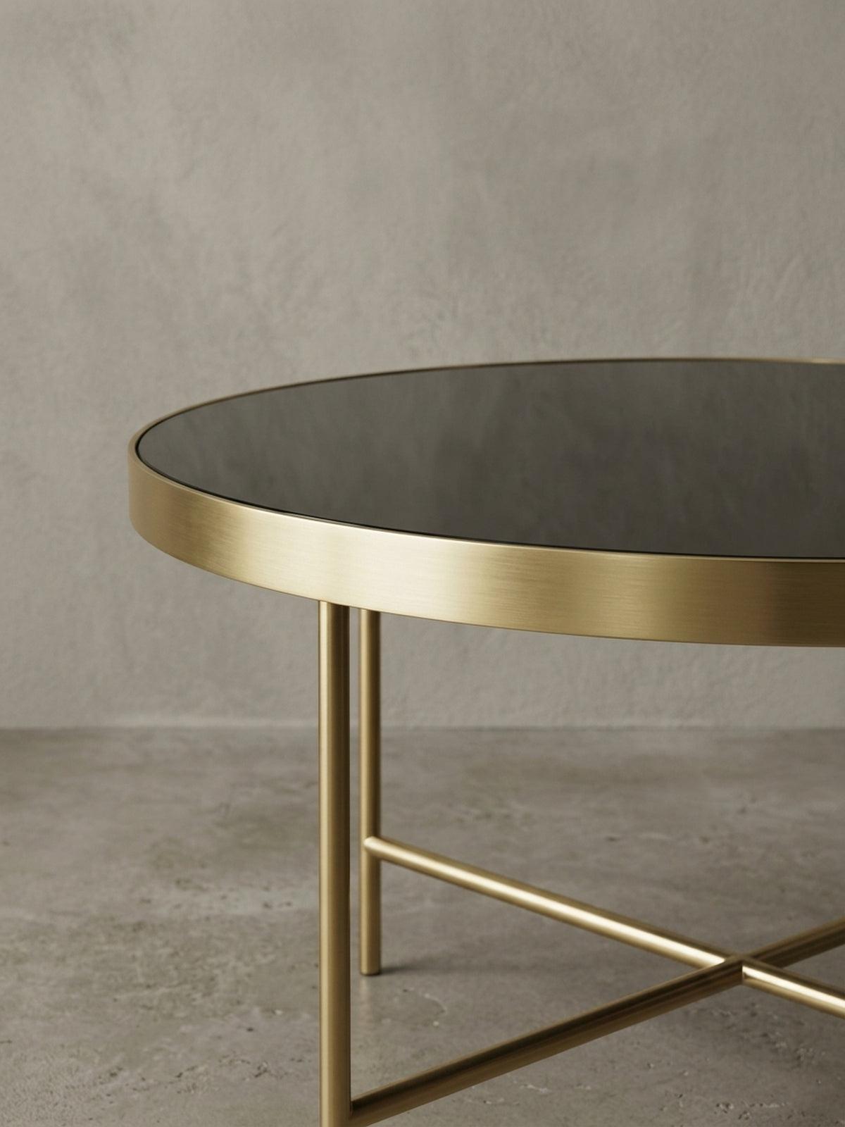 Detailaufnahme des filigranen X-Gestells des Design Couchtisches, das die hochwertige, matte Lackierung des goldenen Stahls in den Vordergrund stellt.